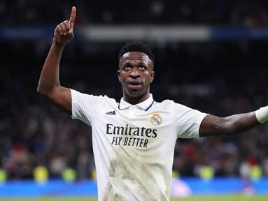 Pemain Real Madrid, Vinicius Junior memberikan jawaban berkelas dengan sebuah gol setelah serangan rasis dari pendukung Atletico Madrid beberapa saat sebelum pertandingan perempat final Copa Del Rey 2022/2023 dimulai. (AFP/Pierre-Philippe Marcou)