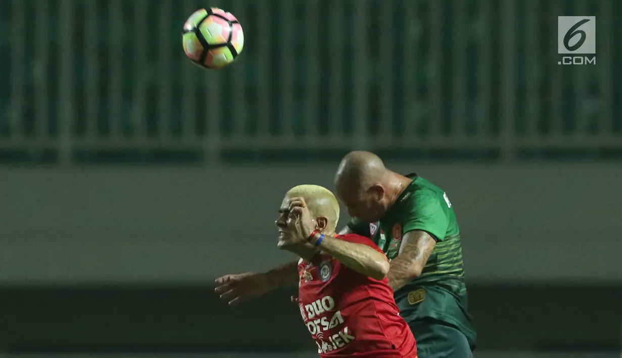 Pemain depan Arema FC, Cristian Gonzales (kiri) berebut bola dengan pemain PS TNI, Talin Facundo saat laga lanjutan Liga 1 Indonesia di Stadion Pakansari, Bogor, Senin (3/7). Laga kedua tim berakhir imbang 0-0. (Liputan6.com/Helmi Fithriansyah)