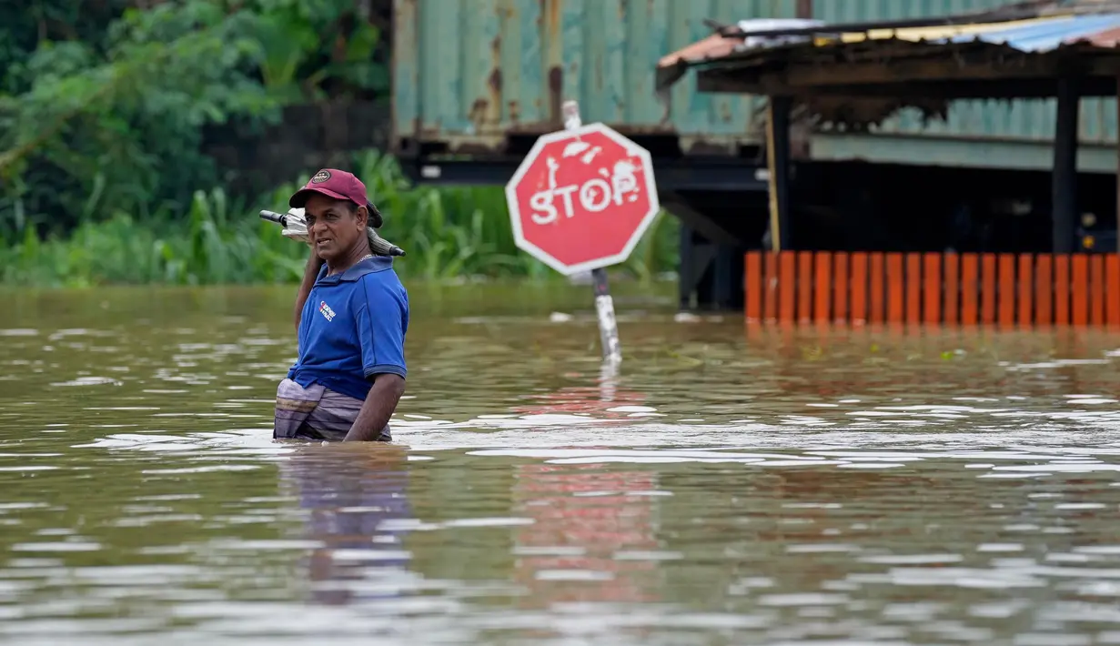 Pejabat setempat menyatakan, sedikitnya 10 orang meninggal dunia dan enam orang lainnya hilang akibat bencana tersebut. (AP Photo/Eranga Jayawardena)