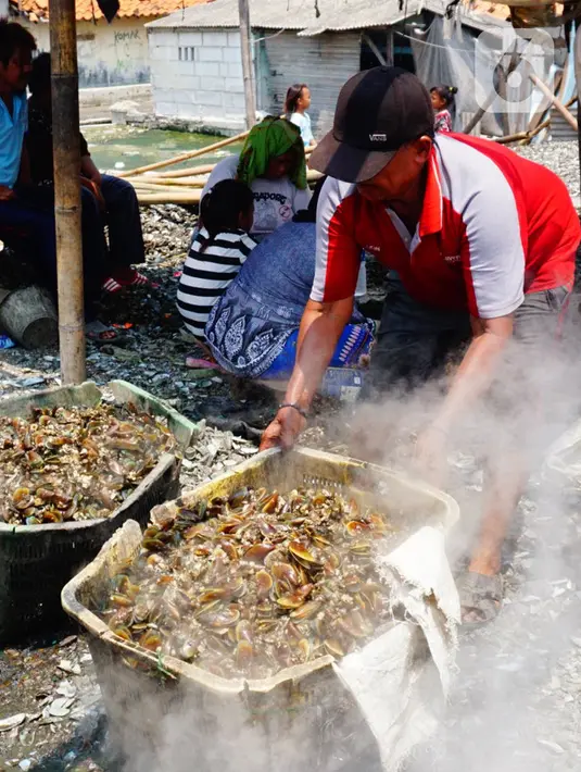 Pekerja menyelesaikan proses perebusan kerang hijau di Kawasan Dadap, Kecamatan Kosambi, Kabupaten Tangerang, Rabu (22/9/2021). Kerang hijua tersebut dijual dengan harga Rp 20 ribu per kilogramnya di wilayah Tangerang Raya.. (Liputan6.com/Angga Yuniar)