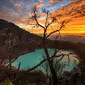 Pemandangan indah matahari terbit di kawah putih, Ciwidey Bandung (Shutterstock/AdjieRosadi).