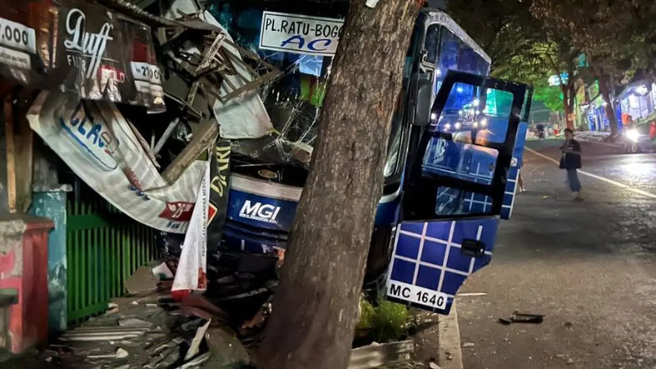 Kecelakaan tunggal bus MGI Palabuhanratu-Bogor di jalan Nasional III Kelurahan/Kecamatan Palabuhanratu, Kabupaten Sukabumi. (Liputan6.com/Istimewa).