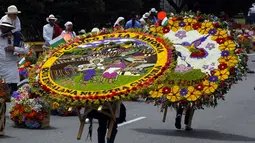 Dalam parade ini, setiap orang yang berpartisipasi nampak menggendong karangan bunga yang disebut silletero.  (AFP/Fredy Builes)