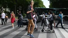Arshavir Grigoryan yang memiliki tinggi tubuh 2 meter 33 centimeter berjalan saat berkumpul di Champs-Elysees Avenue di Paris, Prancis (14/6/2019). Sambil membawa poster, belasan pria tertinggi dunia berkumpul pada akhir pekan di Champs-Elysees Avenue. (AFP Photo/Dominique Faget)
