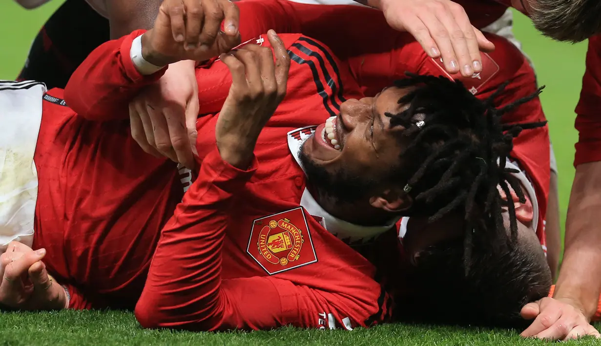 Pemain Manchester United, Fred merayakan gol ketiga timnya ke gawang West Ham pada laga putaran kelima Piala FA 2022/2023 yang berlangsung di Stadion Old Trafford, Manchester, Kamis (02/03/2023) WIB. MU berhasil menang comeback 3-1. (AFP/Lindsey Parnaby)