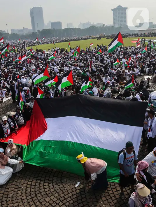 Bendera tersebut dikibarkan seiring dengan lantunan sholawat yang berkumandang melalui pengeras suara. (Liputan6.com/Angga Yuniar)