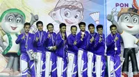 Tim beregu putra Jawa Barat meraih medali emas bulu tangkis usai mengalahkan Jawa Tengah 3-2  di GOR Bima Cirebon, Jumat (23/9/2016). (Humas PP PBSI)