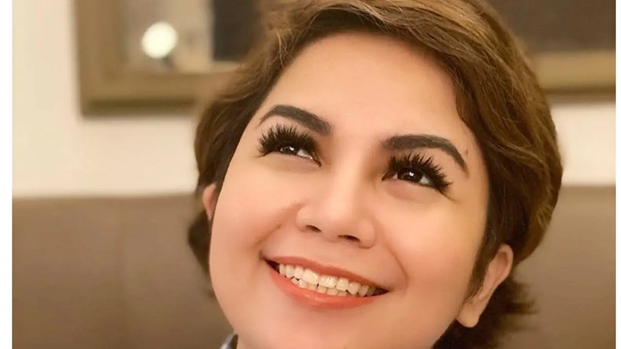 Jarang Tersorot, Ini 7 Potret Terbaru Joy Tobing yang Tetap Menawan
