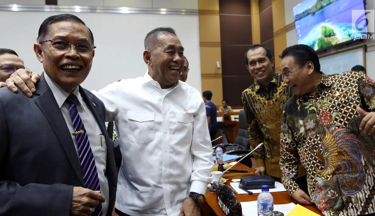 Menteri Pertahanan Ryamizard Ryacudu (kemeja putih) tertawa usai mengikuti Rapat Kerja dengan Komisi I DPR di Kompleks Parlemen, Senayan, Jakarta, Kamis (22/8/2019). Rapat tersebut Menhan mewakili Pemerintah membahas Pengelolaan Sumber Daya Nasional (RUU PSDN). (Liputan6.com/Johan Tallo)