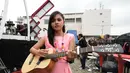 Pemenang keempat ajang Music Vidio Contest, Alif Ekacahya memainkan gitarnya di belakang panggung inBox SCTV yang dihelat di Cibinong, Bogor, Selasa (27/1/2015). (Liputan6.com/Helmi Fithriansyah)