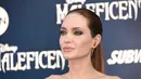 Angelina Jolie memang terkenal dengan suguhan akting yang luar biasa. Namanya pun sudah malang melintang di film Hollywood. Tak hanya piawai dengan akting, Angelina punya kelebihan pada fisiknya yaitu mempunyai bibir seksi dan menggoda. (AFP/Bintang.com)