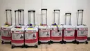 Dan untuk pengelolaan, sepenuhnya berada di bawah Kementerian Haji dan Umrah Republik Indonesia yang baru dibentuk. Tampak dalam foto, koper-koper jamaah haji Indonesia terlihat sebelum diberangkatkan di Bandara Internasional Juanda, Sidoarjo, Jawa Timur, Rabu 22 April 2026. (JUNI KRISWANTO/AFP)