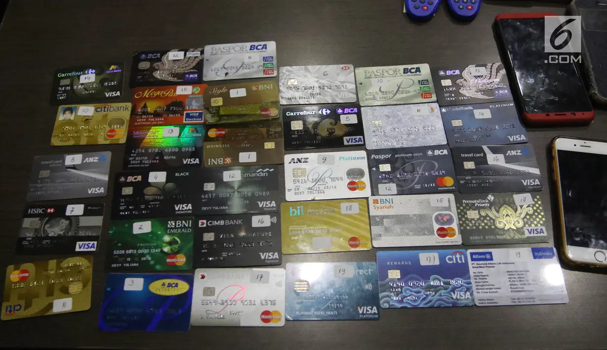 Barang bukti Tindak Pidana Pencucian Uang (TPPU) narkotika saat rilis kasus di kantor BNN, Jakarta, Selasa (26/1). Barang bukti uang pengungkapan kasus TPPU yang bersumber dari kasus narkotika itu akan disita jadi aset negara. (Liputan6.com/Arya Manggala)