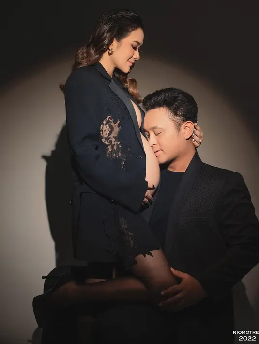 <p>Meski sudah hamil besar, pesona cantik Adiezty Fersa tetap terpancar. Mengambil tema warna serba hitam, Gilang Dirga dan Adiezty Fersa menampilkan potret yang klasik.</p>