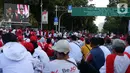 Relawan Joko Widodo-Ma'ruf Amin nonton bareng pelantikan Presiden dan Wakil Presiden di Taman Aspirasi, Jakarta, Minggu (20/10/2019). Jokowi dan Ma'ruf Amin resmi dilantik sebagai Presiden dan Wakil Presiden RI periode 2019-2024. (Liputan6.com/Herman Zakharia)