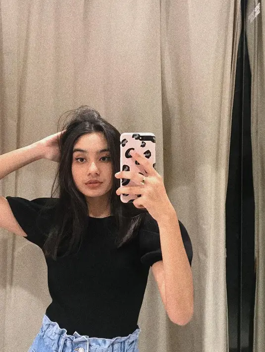 Nabila Atmaja juga kerap melakukan selfie mirror layaknya remaja-remaja kekinian. Perempuan berusia 16 tahun ini terlihat begitu cantik menawan dengan penampilan memakai kaus warna hitam. Gaya OOTD yang simpel ini tuai banyak pujian. (Liputan6.com/IG/@nabilaatmaja)