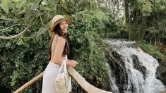 Melepas penat di tempat yang indah bisa menjadi salah satu cara refreshing bagi Jessica Mila. Aktris yang pernah bintangi sinetron Ganteng-Ganteng Serigala ini terlihat menikmati suasana syahdu di air terjun. Terlebih, foto Jessica Mila bikin gagal fokus karena ia memakai baju tanpa lengan. (Liputan6.com/IG/@jscmila