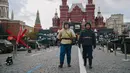 Sejumlah relawan yang mengenakan seragam era Perang Dunia II terlihat bertugas di museum instalasi terbuka di Lapangan Merah, Moskow, Rusia, 7 November 2020. Tahun ini, parade memperingati 79 tahun parade militer dibatalkan karena pandemi COVID-19. (Xinhua/Alexander Zemlianichenko Jr)