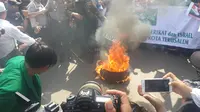 atusan massa yang tergabung dalam keluarga besar Nadhatul Ulama (NU) berdemonstrasi di depan kantor Duta Besar Amerika Serikat (AS). Aksi berlangsung damai. (Liputan6.com/Putu)