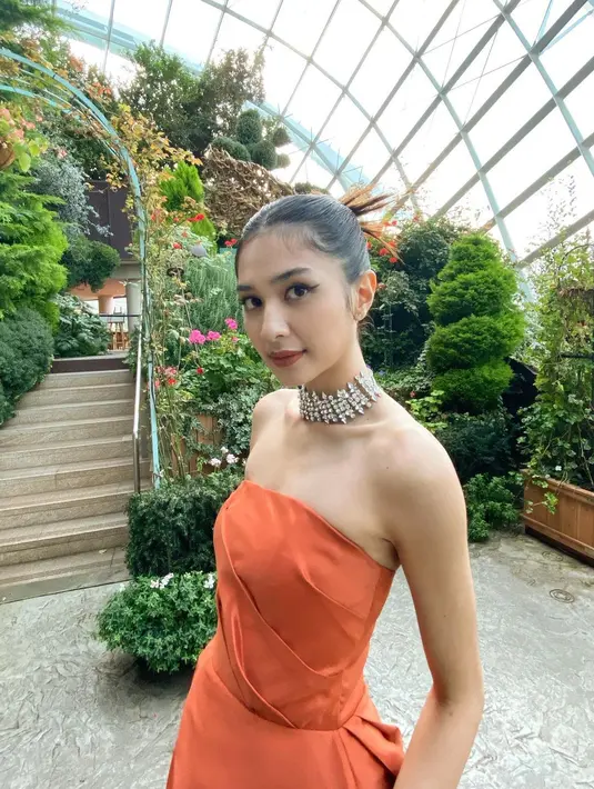 Aksesori kalung choker menambah kesan glam dengan sentuhan rock. Begitu juga riasan dengan dramatisasi pada mata dan warna bibir. (Foto: Instagram @miktambayong)