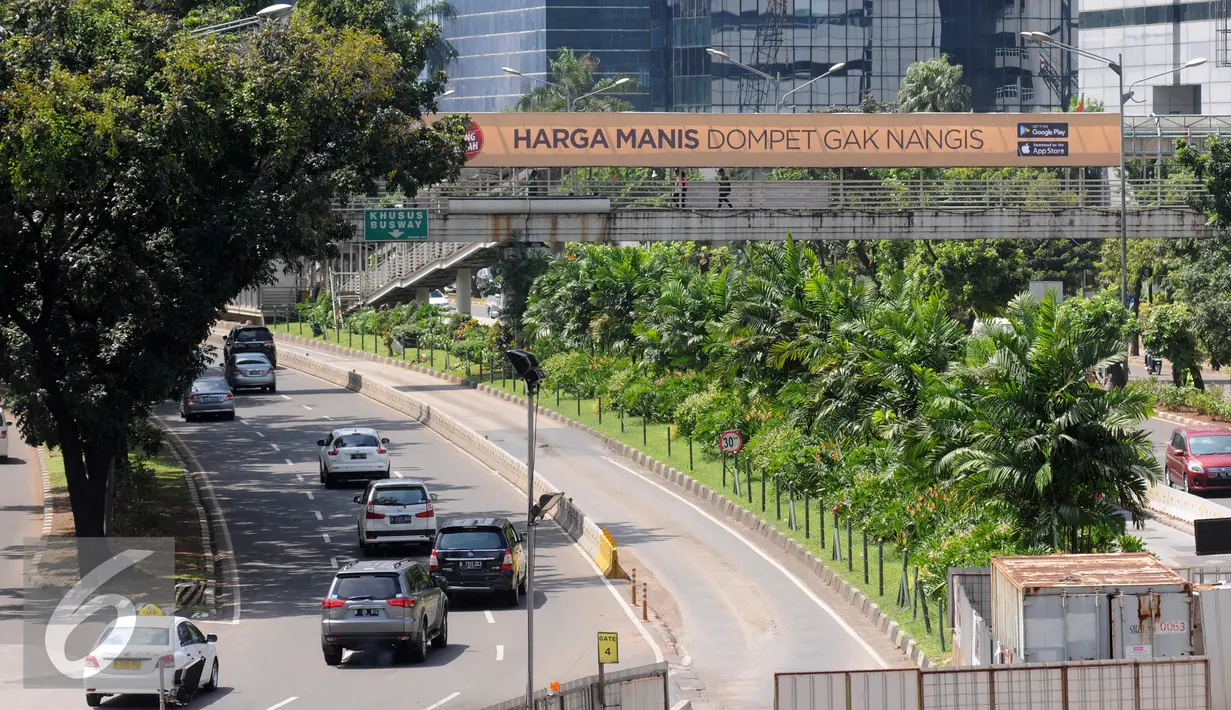 Sejumlah kendaraan melintas dikawasan Sudirman, Jakarta, Sabtu (23/7). Mulai 27 Juli sampai 26 Agustus Dinas Perhubungan Jakarta akan Uji Coba pembatasan Lalu Lintas Ganjil-Genap di Jalur Bekas 3 in 1. (Liputan6.com/Helmi Afandi)