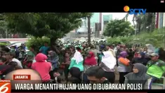 Jalan raya arah Menteng menuju Mampang Prapatan mengalami kemacetan panjang karena masyarakat berkerumun menanti hujan uang.