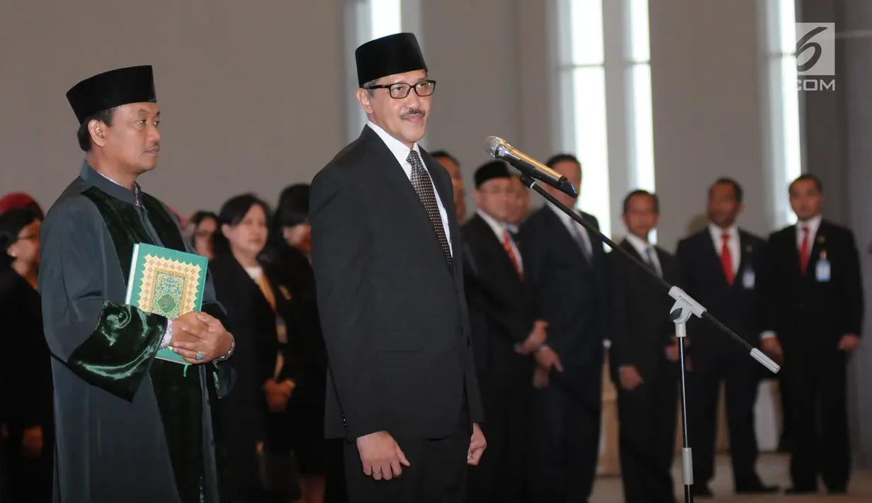 Dody Budi Waluyo bersiap mengucapkan sumpah jabatan sebagai Deputi Gubernur BI di Gedung Mahkamah Agung RI, Jakarta, Rabu (18/4). Dody Budi Waluyo menjadi Deputi Gubernur Bank Indonesia (BI) periode 2018-2023. (Liputan6.com/Helmi Fithriansyah)