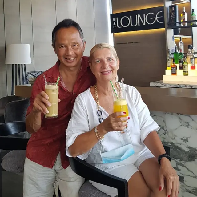 6 Potret Uschi Kurniawan Ibu Jennifer Bachdim dan Suami, 44 Tahun Menikah