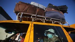 Warga Palestina duduk di dalam mobil sebelum meninggalkan perbatasan Rafah dengan Mesir di Kota Rafah, Jalur Gaza selatan (11/8/2020). Untuk kali pertama dalam lima bulan, Mesir membuka kembali titik penyeberangan Rafah di perbatasan dengan Jalur Gaza selatan selama tiga hari. (Xinhua/Khaled Omar)
