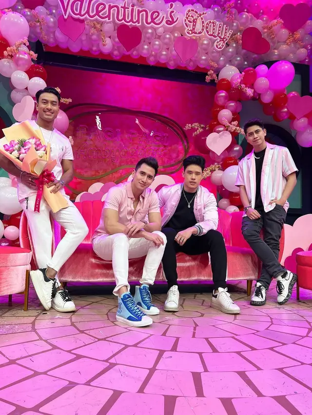 Verrell Bramasta kumpul bareng teman dan keluarga di hari valentine 2022 (Foto: Instagram/@bramastavrl)
