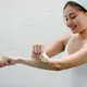 Rutinitas body care dimulai dari kebiasaan sederhana saat mandi. Pilihan air, pembersih, dan cara mengeringkan tubuh dapat memengaruhi kelembapan serta kenyamanan kulit. (Foto/Dok: Pexels)