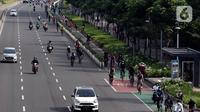 Pesepeda menggunakan lajur khusus sepeda saat penerapan PPKM level 1 di kawasan Jalan Sudirman - Thamrin, Jakarta, Minggu (7/11/2021). Organisasi Kesehatan Dunia (WHO) melaporkan Indonesia nihil provinsi beresiko sedang dan tinggi Covid- 19. (Liputan6.com/Johan Tallo)