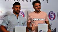 Pavel Smolyachenko dan Robert Lima ‘Gladiator’ Guimaraes resmi dikontrak oleh Arema FC, Selasa (15/1/2019). (Bola.com/Iwan Setiawan)