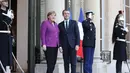 Presiden Prancis Emmanuel Macron (kanan) dan Kanselir Jerman Angela Merkel saat berada di Istana Presiden Eylsee di Paris (16/3). Emmanuel Macron mengusulkan agar anggaran investasi Uni Eropa ditingkatkan secara signifikan. (AFP Photo/Ludovic Marin)