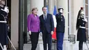 Presiden Prancis Emmanuel Macron (kanan) dan Kanselir Jerman Angela Merkel saat berada di Istana Presiden Eylsee di Paris (16/3). Emmanuel Macron mengusulkan agar anggaran investasi Uni Eropa ditingkatkan secara signifikan. (AFP Photo/Ludovic Marin)