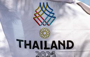 Sepuluh cabang olahraga dengan potensi 109 medali emas tersebut adalah tinju, pencak silat, sepak bola, catur, judo, kabaddi, karate, gulat, petanque, dan wushu. Tampak dalam foto, bendera SEA Games ke-33 2025 terlihat di luar Stadion Nasional Rajamangala, Bangkok, Thailand pada Jumat 28 November 2025. (Chanakarn Laosarakham/AFP)