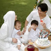 Dinda Hauw dan keluarga (Instagram/dindahw)