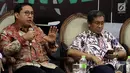 Anggota MPR Fraksi Gerindra, Fadli Zon (kiri) bersama pakar komunikasi politik Hamdi Muluk saat menjadi narasumber diskusi Empat Pilar MPR di Jakarta, Jumat (5/10). Menurut Fadli Zon, hoax adalah masalah bersama. (Liputan6.com/JohanTallo)