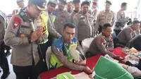 Personel Polres Pelalawan yang akan menjaga tempat pemungutan suara jalani pemeriksaan kesehatan. (Liputan6.com/M Syukur)