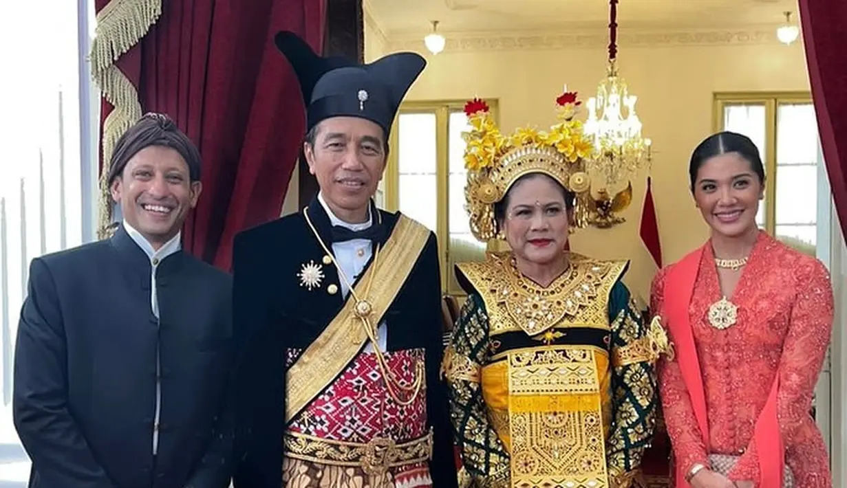Jokowi dan Iriana menggunakan busana dari adat yang berbeda. Jokowi memilih ageman songkok singkepan Ageng. Sedangkan Iriana pilih busana ala penari Bali. [Instagram/frankamakarim].