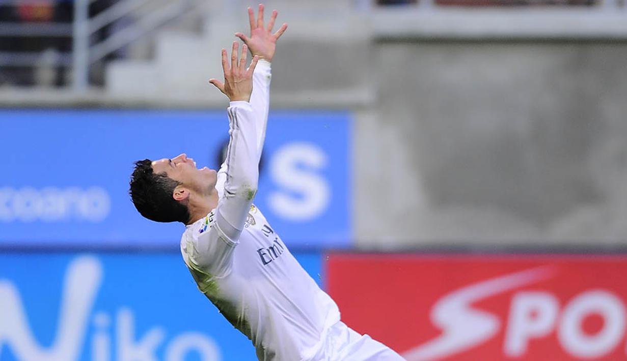 Ekspresi pemain Real Madrid, Cristiano Ronaldo, saat melawan Eibar pada laga Liga Spanyol di Estadio Municipal de Ipurua, Spanyol, Minggu (29/11/2015). (AFP Photo/Ander Gillenea)