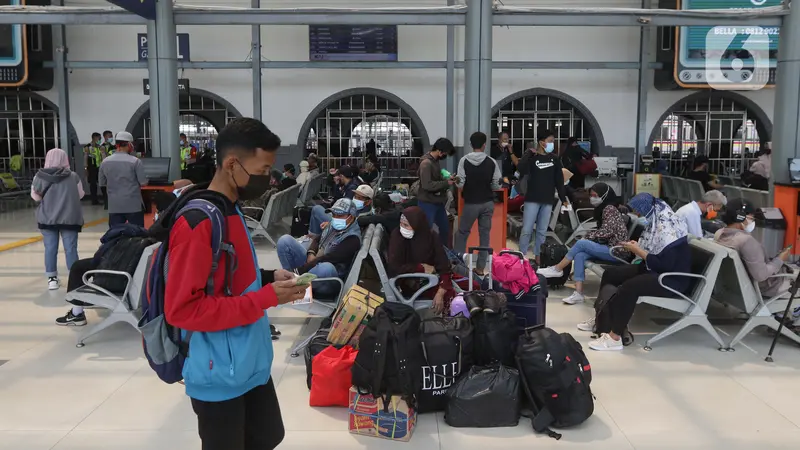 Hiruk Pikuk Stasiun Pasar Senen Jelang Pelarangan Mudik Lebaran 2021