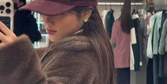 Fuji membuktikan bahwa kesederhanaan dalam berpose di depan cermin tetap mampu menonjolkan aura berkelasnya. Dalam beberapa foto yang diunggah, ia tampil dengan berbagai gaya fashion yang mencerminkan kepribadiannya yang stylish sekaligus versatile. [@fuji_an].