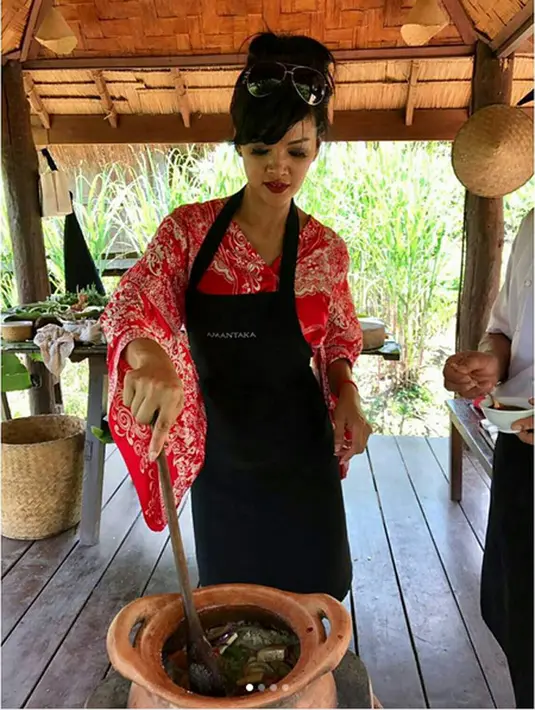 Menurut Farah Quinn, perubahan itu telah dilakukan sejak beberapa tahun belakangan ini. Bahkan soal gaya pakaian, Farah mengaku selalu ingin berubah, termasuk sekarang ini lebih suka yang menyejukkan. (Instagram/farahquinnofficial)