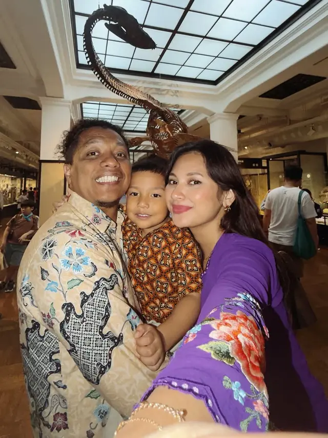 makeup Indah Permatasari saat Liburan ke Jepang. [@arie_kriting]