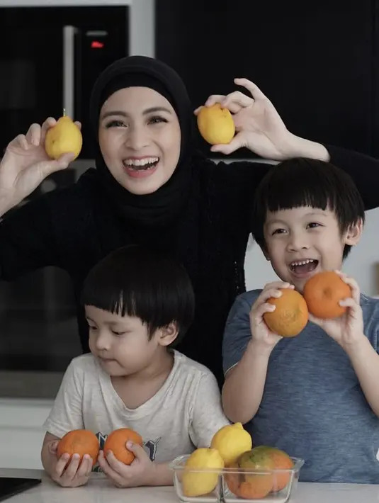 Meski sudah memiliki dua anak, Donita kerap tampil awet muda dari wajah hingga pakaian yang kenakan. Seperti mengenakan pakaian serba hitam ini. @donitabhubiy