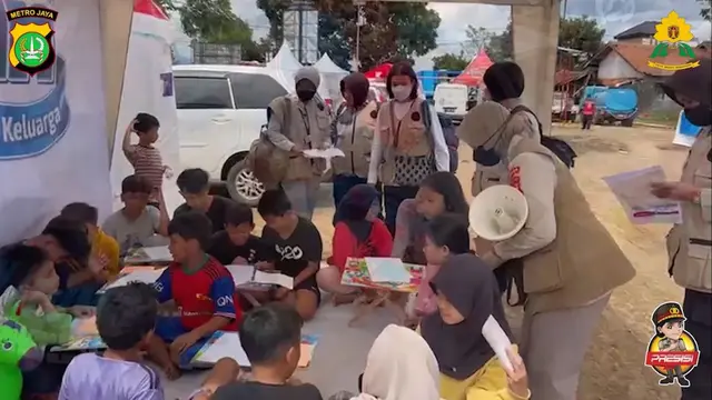 Sejumlah Polwan dari Polda Metro Jaya memberikan bantuan pemulihan trauma atau trauma healing kepada anak-anak terdampak gempa Cianjur. (Foto: Humas PMJ)
