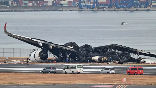 Suasana Bandara Haneda Pasca Insiden Tabrakan Pesawat