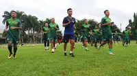 PS TNI mulai latihan menyambut musim 2018 di Lapangan Pusdikzi, Kota Bogor, Senin (18/12/2017). (Bola.com/Permana Kusumadijaya)
