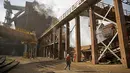 Seorang pekerja berjalan di depan pabrik baja ArcelorMittal di Zenica, Bosnia dan Herzegovina, (9/2). ArcelorMittal merupakan produsen baja terbesar di dunia yang tersebar di sekitar 60 negara dan berpusat di Luksemburg. (REUTERS/Dado Ruvic)
